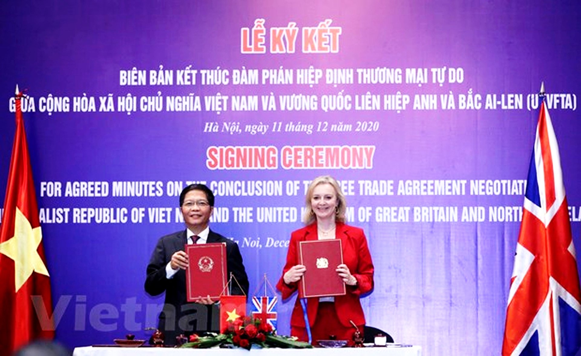 Vietnam's Minister of Industry and Trade Tran Tuan Anh (left) and the UK's International Trade Secretary Liz Truss in Hanoi