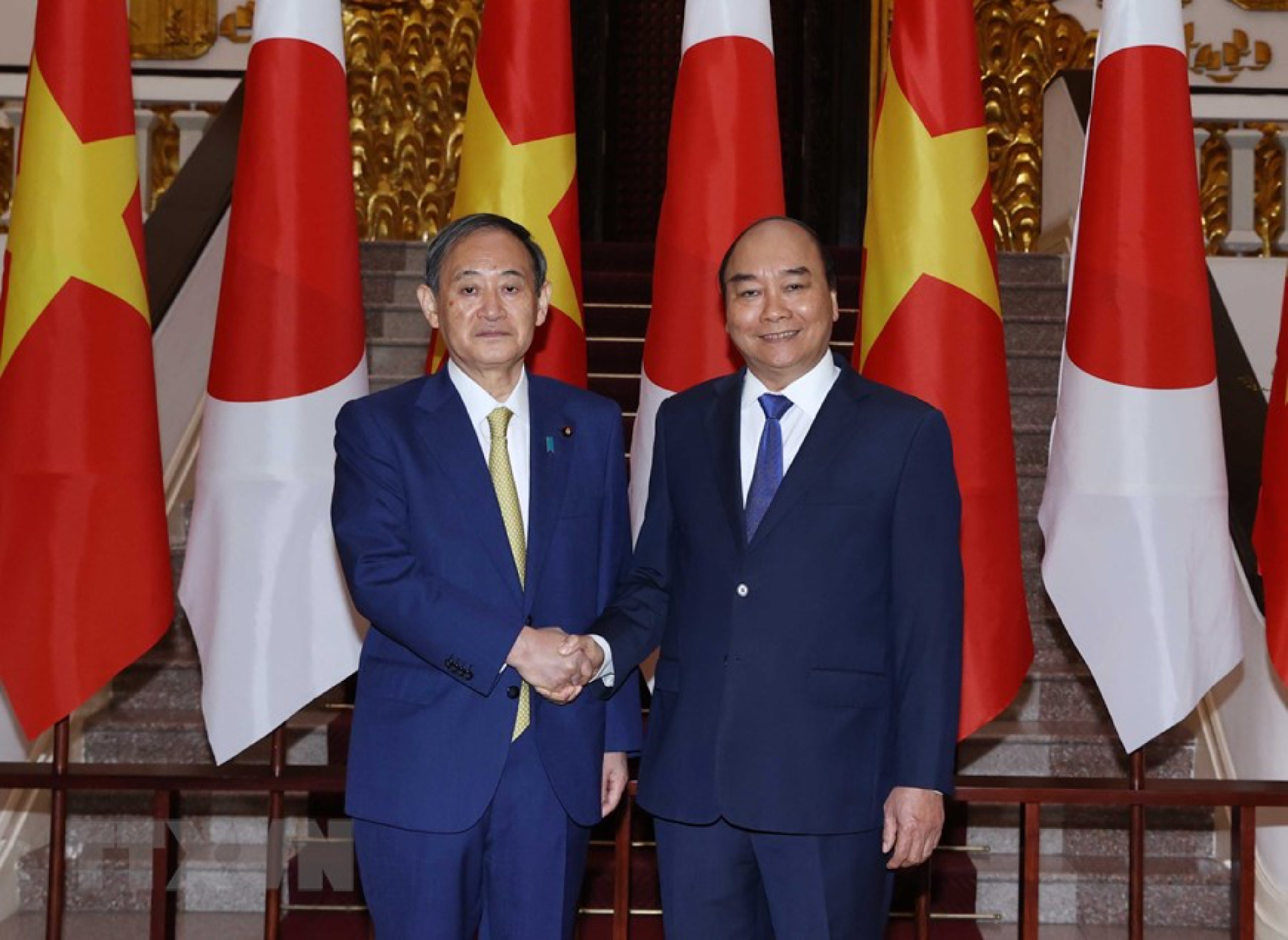Japanese Prime Minister Yoshihide Suga (left) and his Vietnamese counterpart Nguyen Xuan Phuc.  (Photo: Vietnam News Agency)