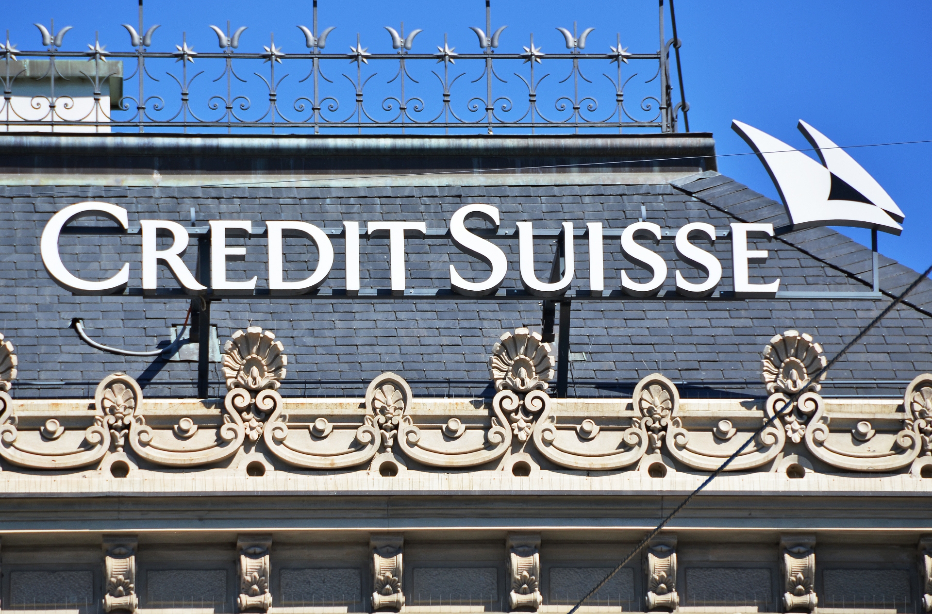 Der bank. Credit Suisse. Швейцарский банк credit Suisse. Credit Suisse логотип. Убытки credit Suisse.
