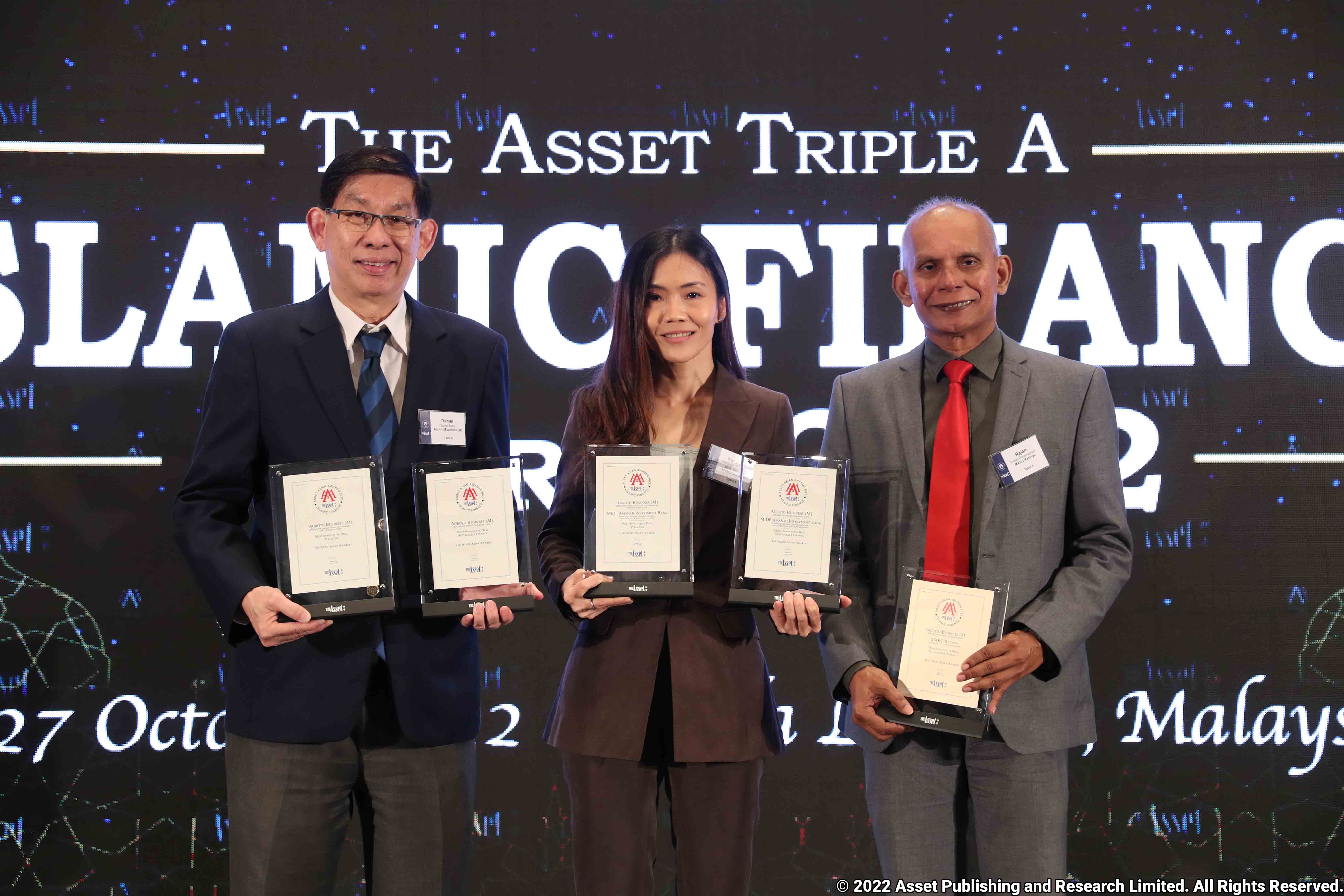  Ms Nur Julie Gwee Ariff (middle) with Agroto Business (M) &  MARC Ratings